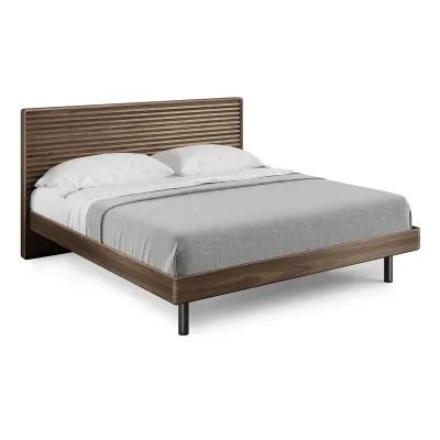 Cama de matrimonio BDI Cross-LINQ 9129 King Size con cabecero de listones y estaciones de carga integradas (nogal natural)